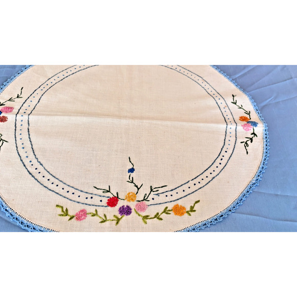 Vintage Embroidered French knot Floral, Scarf Oval Crochet Edge Floral 1950 - Picture 1 of 15